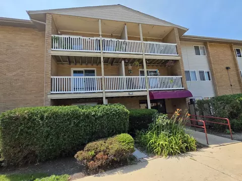910 Beau Dr #202, Des Plaines, IL 60016