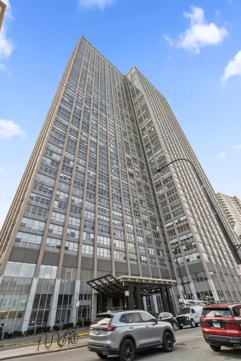 655 W Irving Park Rd #4417, Chicago, IL 60613