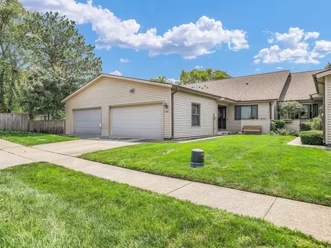 1203 Lancaster Dr, Champaign, IL 61821 photo 2