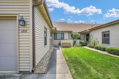 1203 Lancaster Dr, Champaign, IL 61821 photo 4