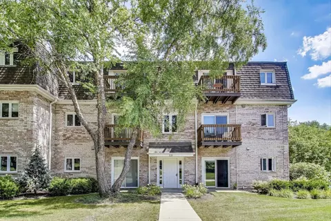 131 E Winchester Rd #A, Libertyville, IL 60048