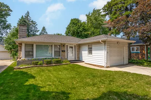 909 Manor Ct, Joliet, IL 60436
