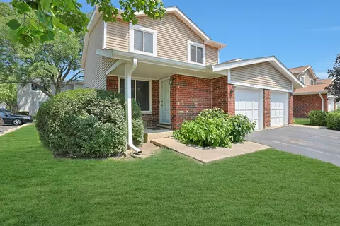 1968 N Jamestown Dr, Palatine, IL 60074