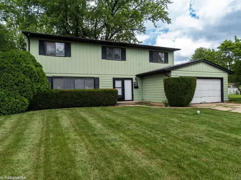 18350 W Linda Ln, Gurnee, IL 60031