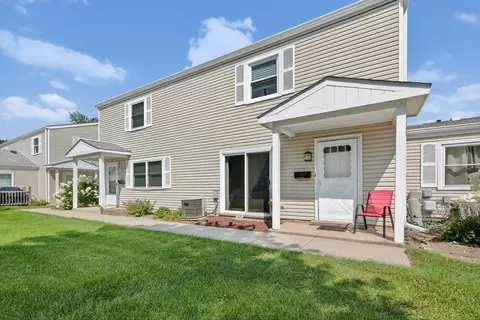 184 Betty Ct #B, Bartlett, IL 60103