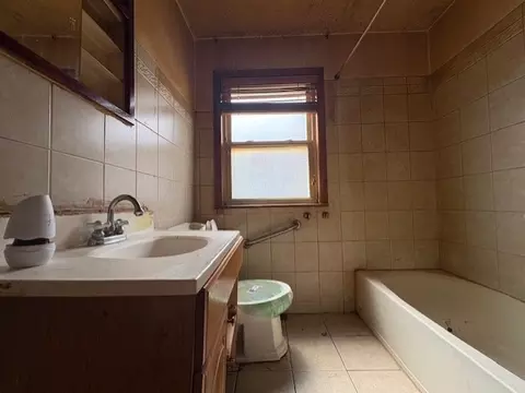 Bath - 323 E 87th St, Chicago, IL 60619 photo 1 of 2