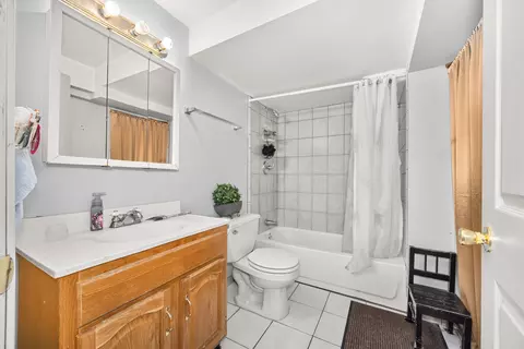 Bath - 1406 Brummel St, Evanston, IL 60202 photo 3 of 3