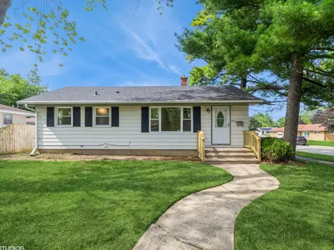 2402 Marshall Pkwy, Waukegan, IL 60085