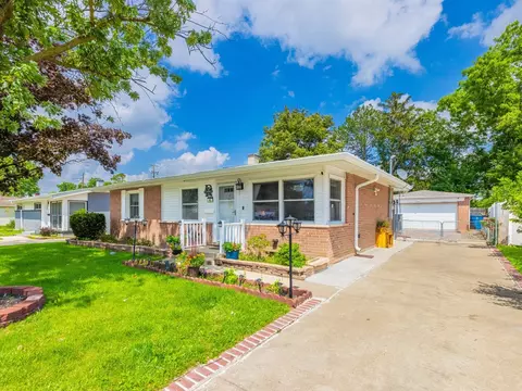 45 E Normandy Dr, Addison, IL 60101