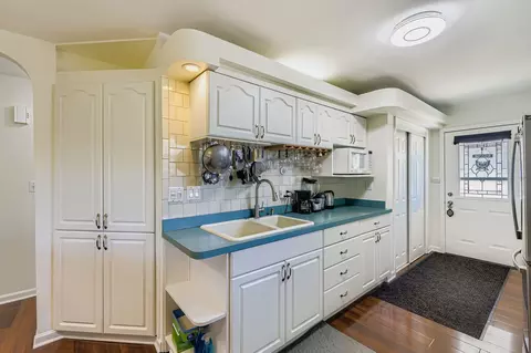 Kitchen - 963 S Fletcher Dr, Wheeling, IL 60090 photo 2 of 4