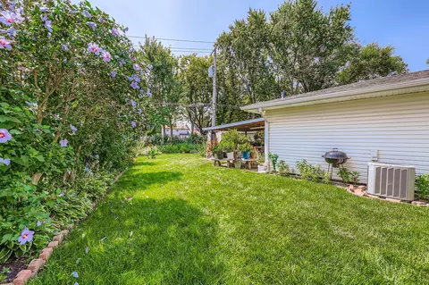 Exterior - 963 S Fletcher Dr, Wheeling, IL 60090 photo 4 of 6