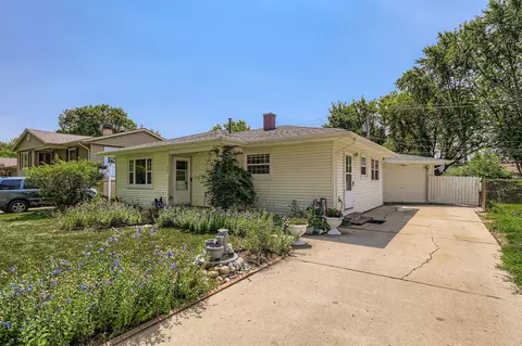 963 S Fletcher Dr, Wheeling, IL 60090