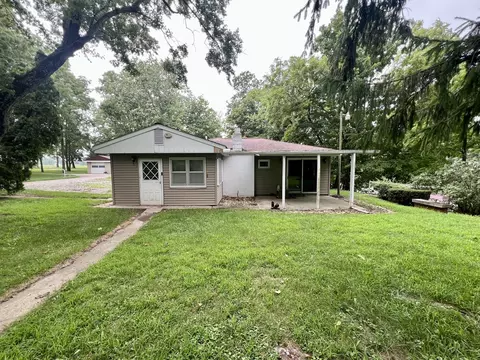 509 Lakeshore Dr, Oakland, IL 61943