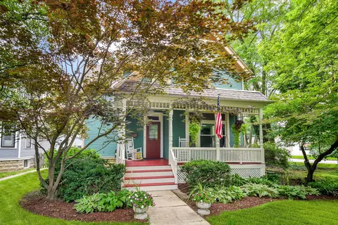 8 N Sleight St, Naperville, IL 60540