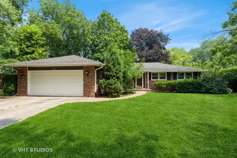 826 Crestfield Ave, Libertyville, IL 60048