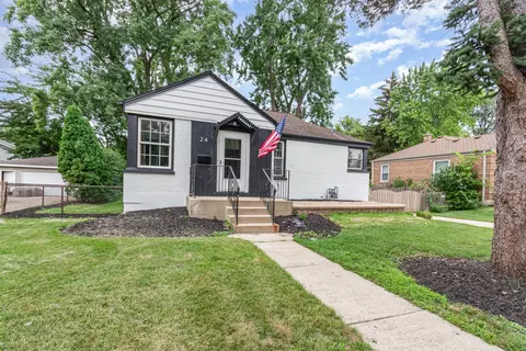 24 Hiawatha Dr, Clarendon Hills, IL 60514
