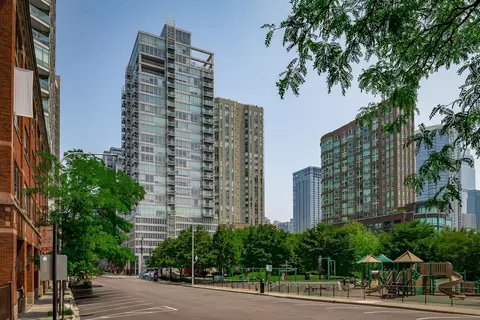 653 N Kingsbury St #2105, Chicago, IL 60654