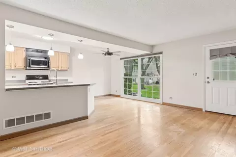 1657 Williamsburg Ct #E, Wheaton, IL 60189 photo 9