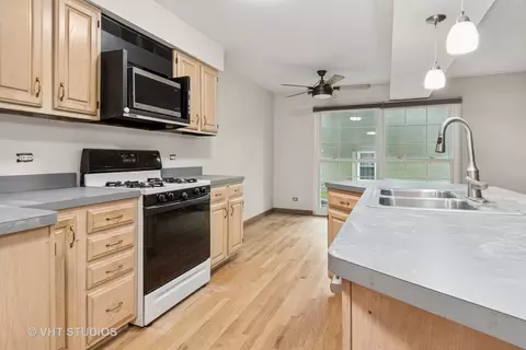 1657 Williamsburg Ct #E, Wheaton, IL 60189 photo 5
