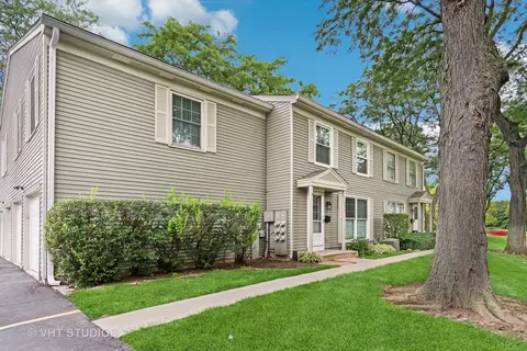 1657 Williamsburg Ct #E, Wheaton, IL 60189 photo 2