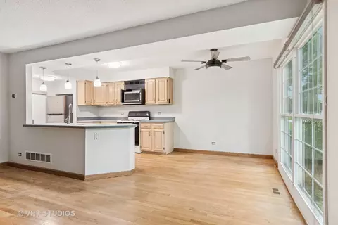 1657 Williamsburg Ct #E, Wheaton, IL 60189 photo 7