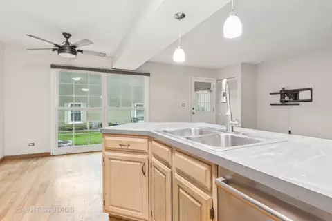 1657 Williamsburg Ct #E, Wheaton, IL 60189 photo 6