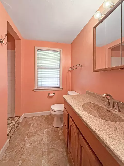 Bath - 1155 Lacresta Dr, Freeport, IL 61032 photo 1 of 2