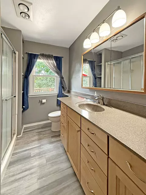 Bath - 1155 Lacresta Dr, Freeport, IL 61032 photo 2 of 2