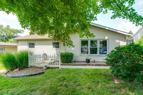 306 Bridgewood Dr, Antioch, IL 60002