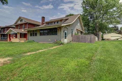 1004 W 4th St, Sterling, IL 61081