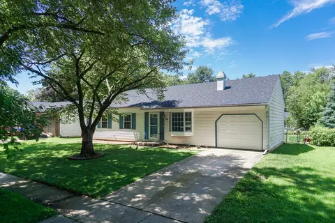 1208 Sandburg Dr, Bloomington, IL 61704