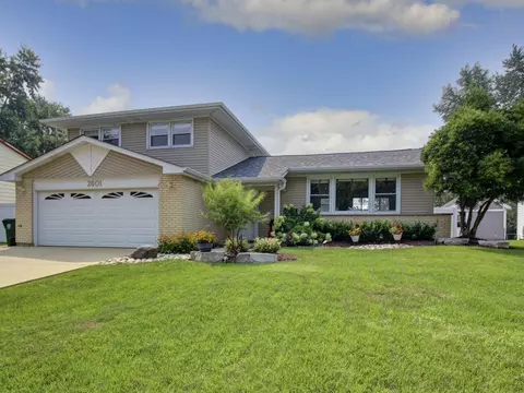 2601 Willow Ave, Woodridge, IL 60517
