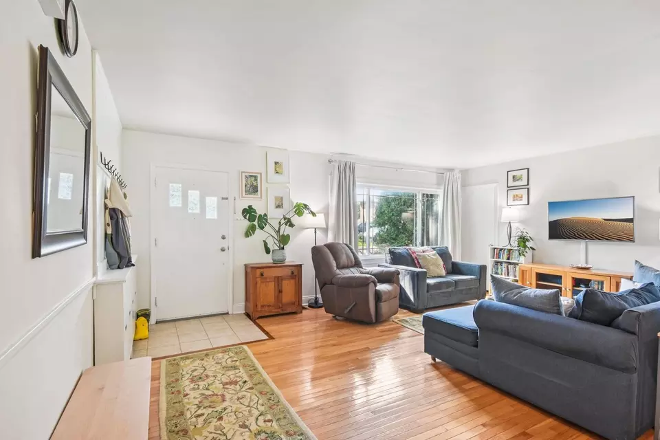 Entry Way - 25 Nebraska St, Geneva, IL 60134 photo 1 of 2