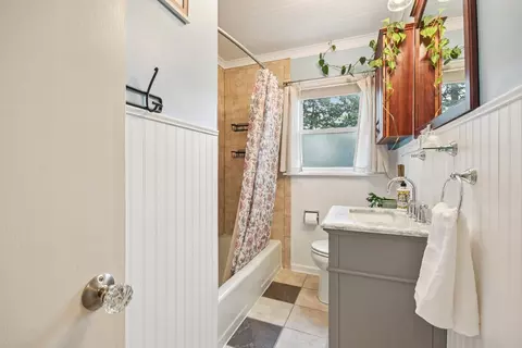 Bath - 25 Nebraska St, Geneva, IL 60134 photo 1 of 4