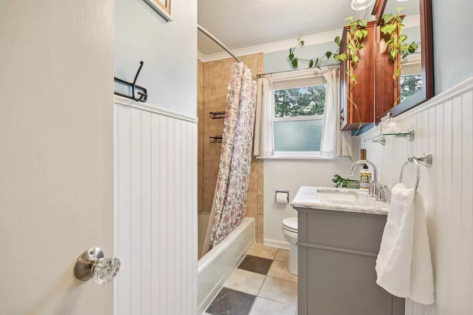 Bath - 25 Nebraska St, Geneva, IL 60134 photo 1 of 4