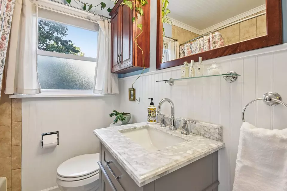 Bath - 25 Nebraska St, Geneva, IL 60134 photo 2 of 4