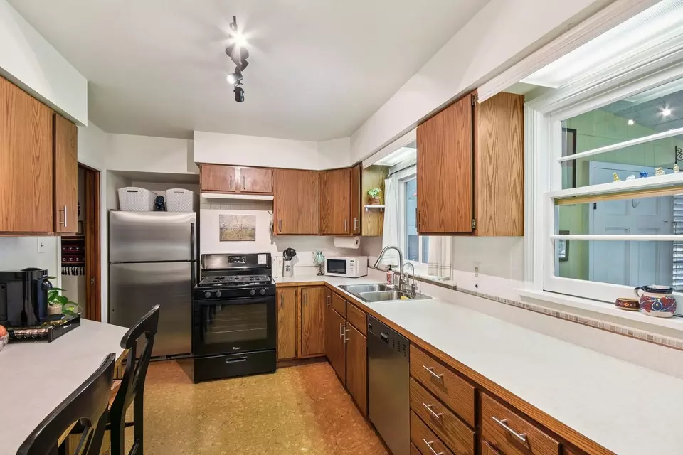 Kitchen - 25 Nebraska St, Geneva, IL 60134 photo 3 of 3