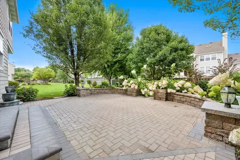 Exterior - 300 Monument Rd, Elgin, IL 60124 photo 4 of 8