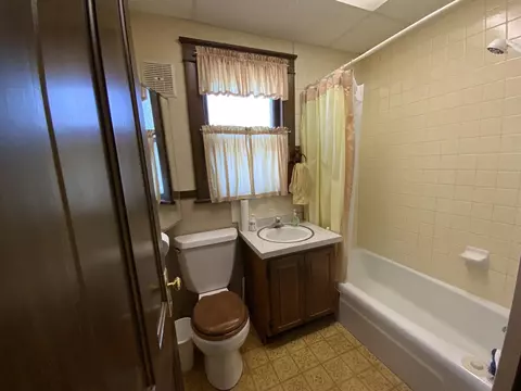 Bath - 403 Edwards St, Aurora, IL 60505 photo 1 of 2
