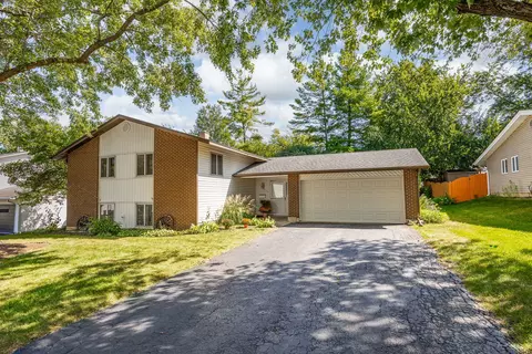 6313 Macarthur Dr, Woodridge, IL 60517