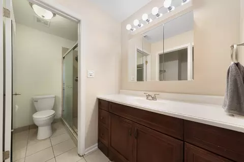 Bath - 855 Johnstown Ln #A, Wheaton, IL 60189 photo 1 of 2
