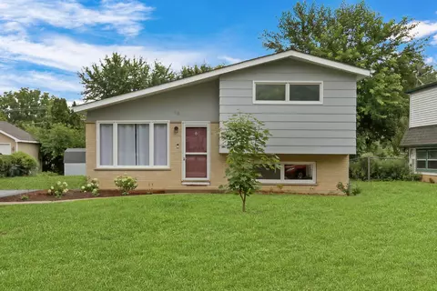 65 Hickory Dr, Lindenhurst, IL 60046