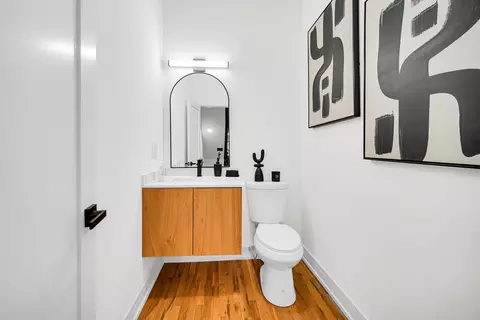 Bath - 4752 S Champlain Ave, Chicago, IL 60615 photo 1 of 5