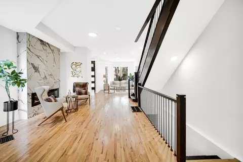 Entry Way - 4752 S Champlain Ave, Chicago, IL 60615 photo 1 of 2