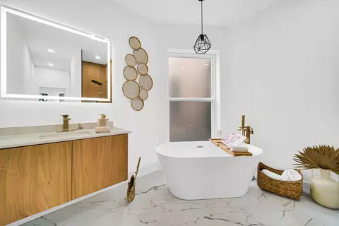 Bath - 4752 S Champlain Ave, Chicago, IL 60615 photo 4 of 5