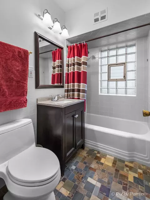 Bath - 2301 Fairview Ave, Johnsburg, IL 60051 photo 3 of 7