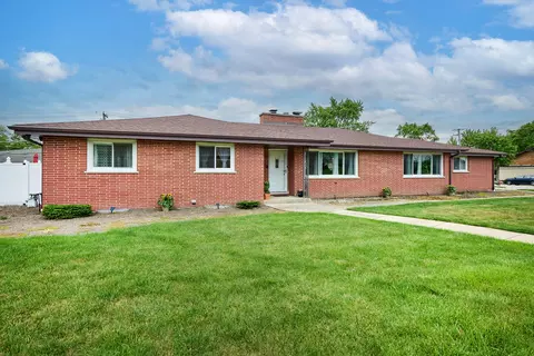 8841 Kathy Ln, Des Plaines, IL 60016