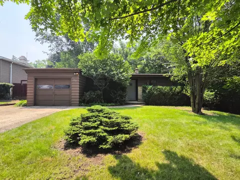 773 Lomond Dr, Mundelein, IL 60060