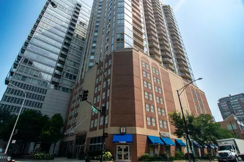 645 N Kingsbury St #1904, Chicago, IL 60654