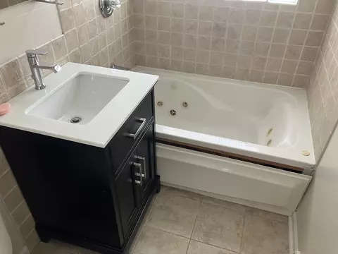 Bath - 3921 Gull Ct, Rolling Meadows, IL 60008 photo 2 of 5